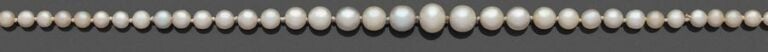 •COLLIER composé d'un rang de perles fines, en chut