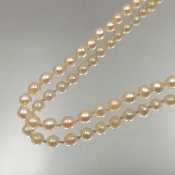 COLLIER composé d'un rang de perles probablement fines de couleur crèm