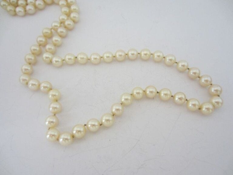 COLLIER composé d'un rang perles de culture blanche