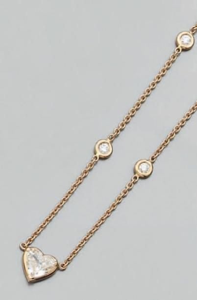 COLLIER composé d'une chaîne retenant un diamant de forme coeur et des diamants taille brillan