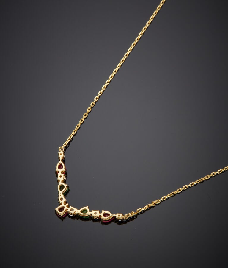 COLLIER composé d'une chaînette en or jaune (750‰) serti d'un alignement de dia…