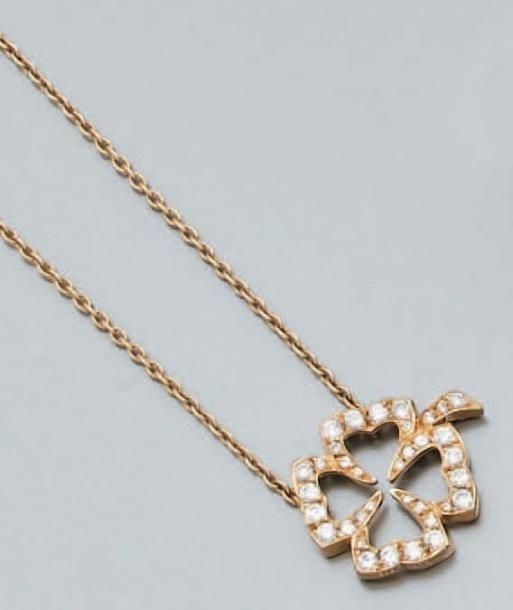 COLLIER composé d'une chaînette en or jaune retenant un pendentif «trèfle à quatre feuilles» en or jaune ajouré serti de diamants taille brillan
