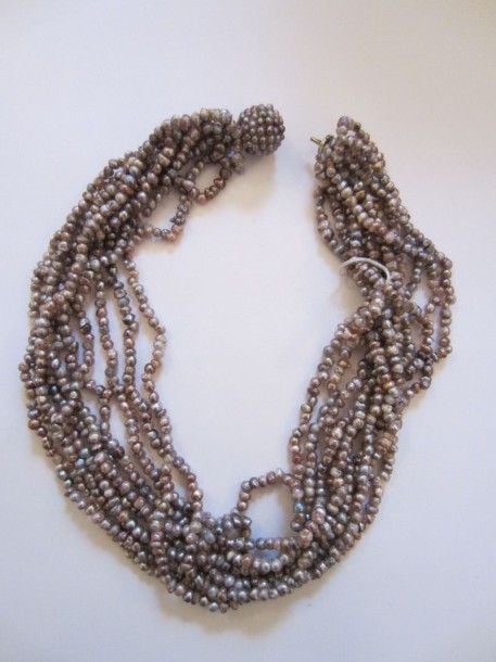 COLLIER composé de 10 rangs de perles fines de couleur grise à rosée de formes baroques; fermoir boule en or gris et céramique entièrement recouvert de perles fine