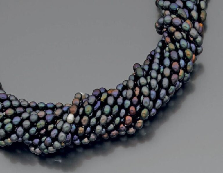 COLLIER composé de 15 rangs de perles de culture d'eau douce de couleur blanche, aubergine et grise, de forme oval