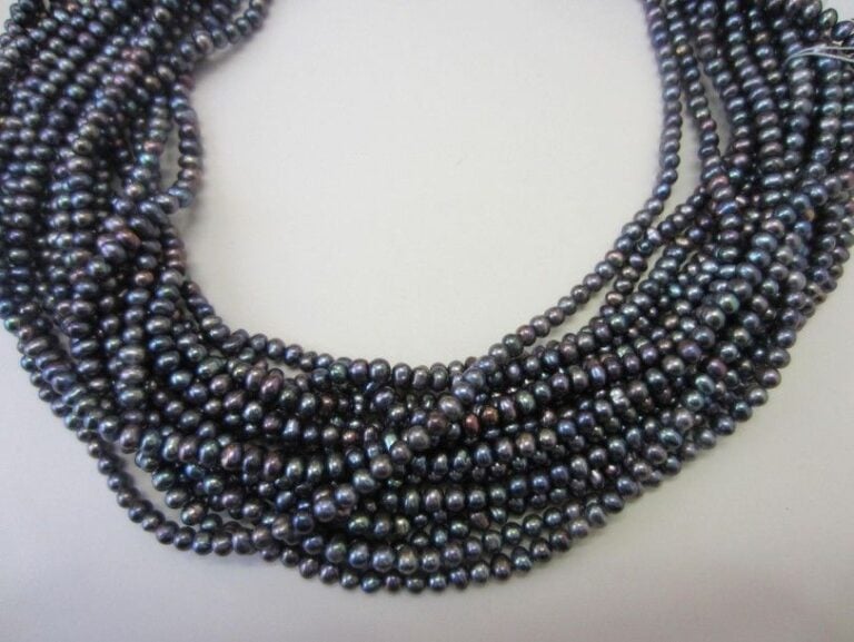 COLLIER composé de 15 rangs de perles de culture grises, légèrement baroque