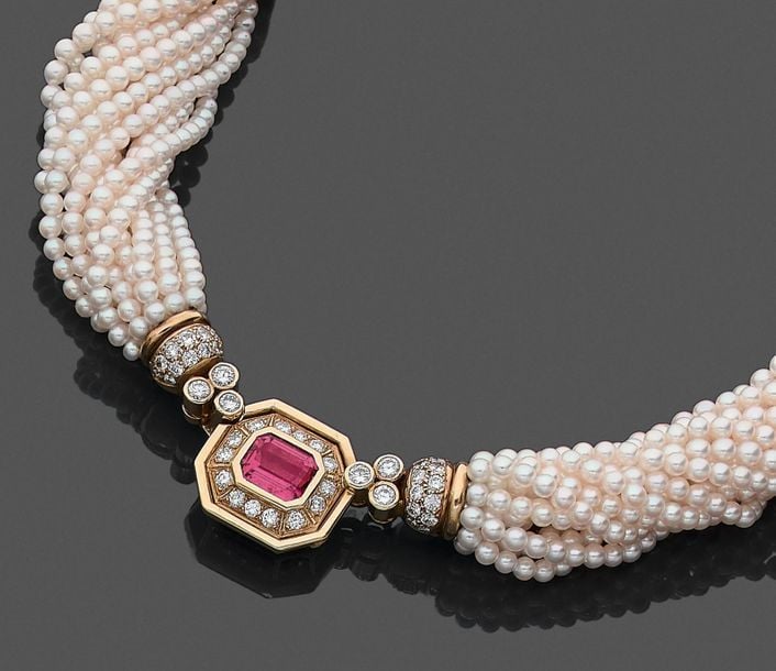 •COLLIER composé de 16 rangs torsadés de petites perles de culture blanche