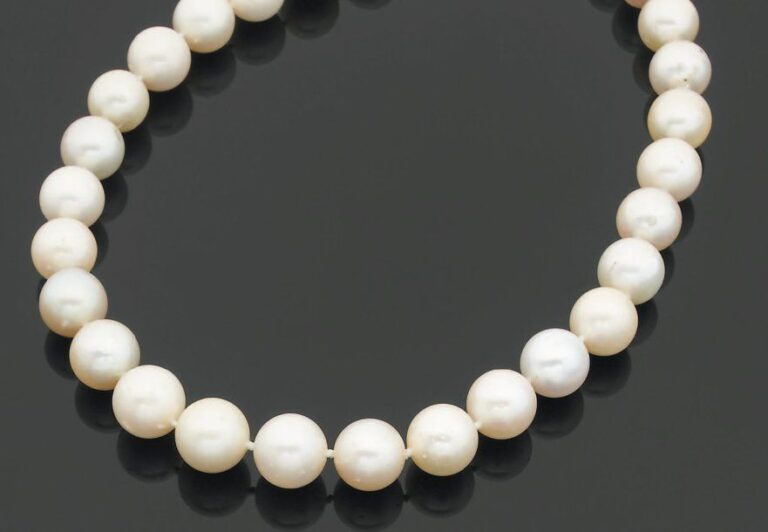 COLLIER composé de 29 perles de culture blanches, en chut