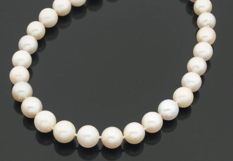 COLLIER composé de 29 perles de culture blanches, en chut