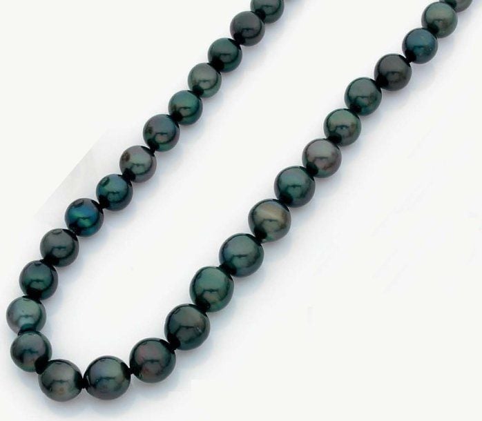 COLLIER composé de 41 perles de culture grises de Tahiti, en chut