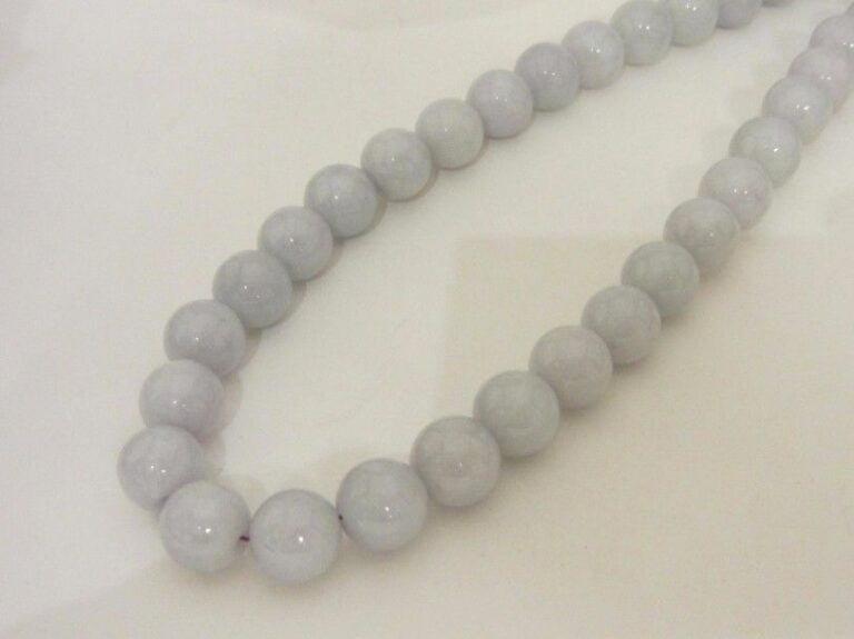 COLLIER composé de 47 perles de jade jadéite de couleur gris