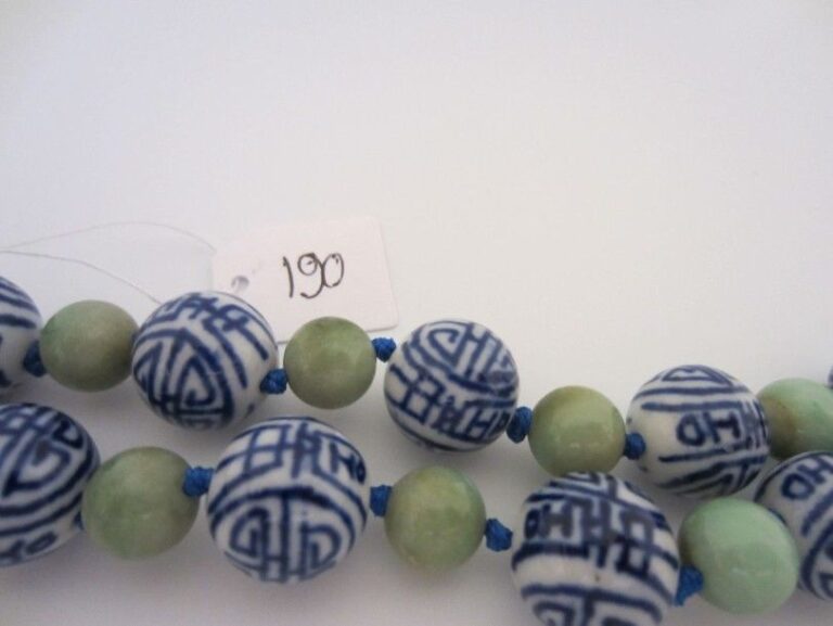 COLLIER composé de boules de jade et porcelaine chinois