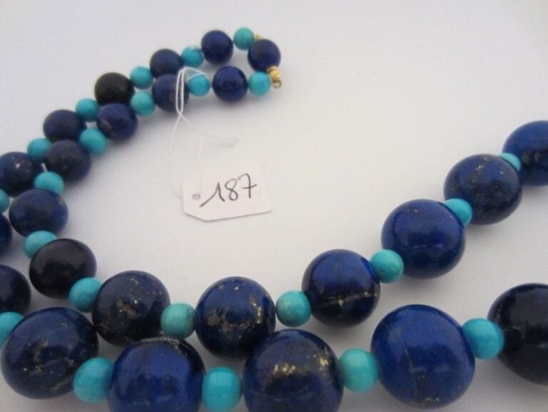 COLLIER composé de boules de lapis et turquoises alternée