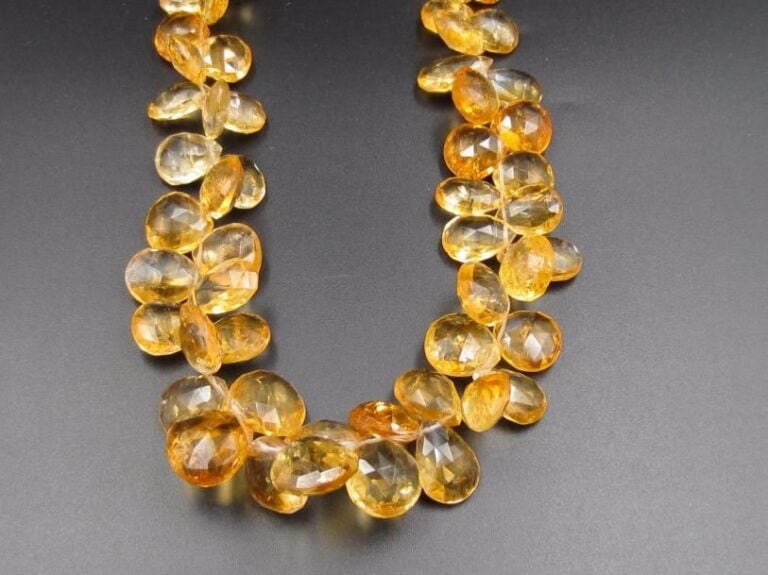COLLIER composé de citrines piriformes facettées taillées en briolette        Fermoir en argent (925 millièmes)        Long        : 56,5 cm env        Poids brut : 131,8 g