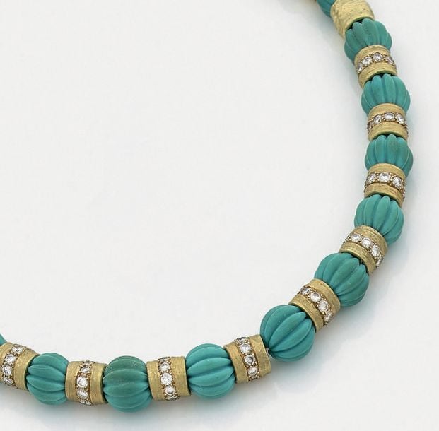 COLLIER composé de coulants cylindriques en or jaune (750 millièmes) martelé, dont dix sertis de diamants alternés de perles godronnées de turquoise