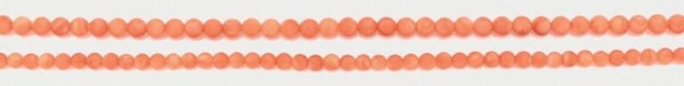 COLLIER composé de deux rangs de perles de corail de différente taill