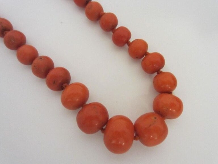 COLLIER composé de deux rangs de perles de corail en chut