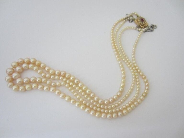 COLLIER composé de deux rangs de perles de culture blanche, en chut