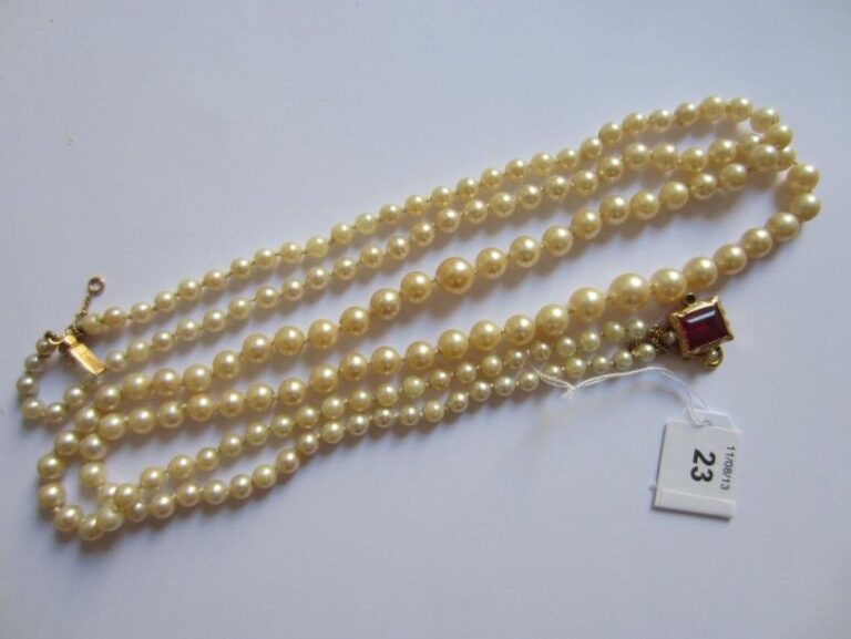 COLLIER composé de deux rangs de perles de culture de couleur crème, en chut