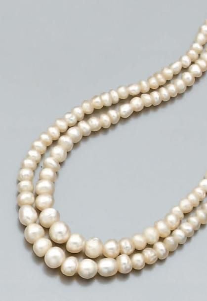 COLLIER composé de deux rangs de perles fines, en chut