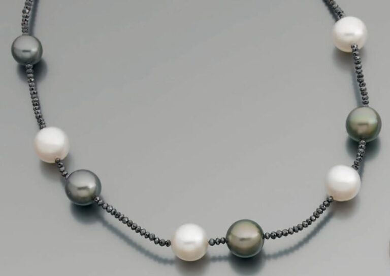 COLLIER composé de diamants noirs facettés alternés de quatre perles de culture blanches des Mers du Sud et quatre perles de culture grises de Tahit