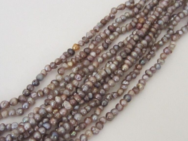 COLLIER composé de dix rangs de petites perles fines de couleur grise à rosée, torsad