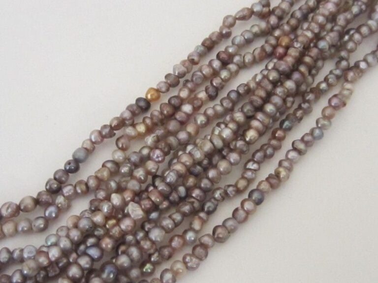 COLLIER composé de dix rangs de petites perles fines de couleur grise à rosée, torsad
