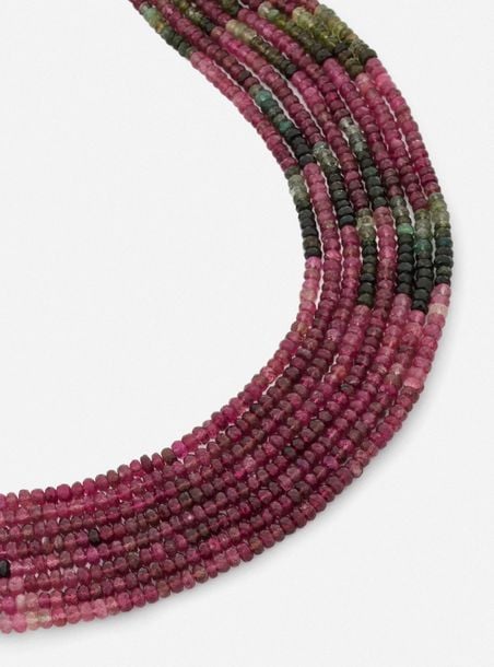 COLLIER composé de huit rangs de perles facettées de tourmalines roses et vertes, en dégradé de couleur, en chut