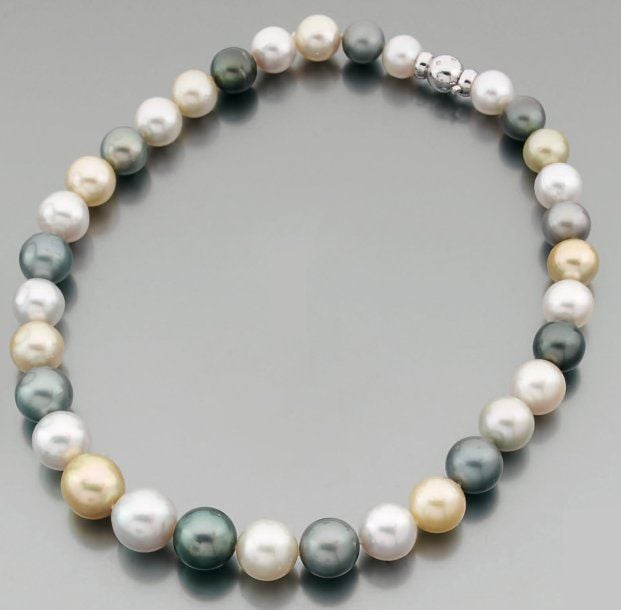 COLLIER composé de perles de culture blanches, crèmes et grises d'Australie, Indonésie et Tahiti, en chut