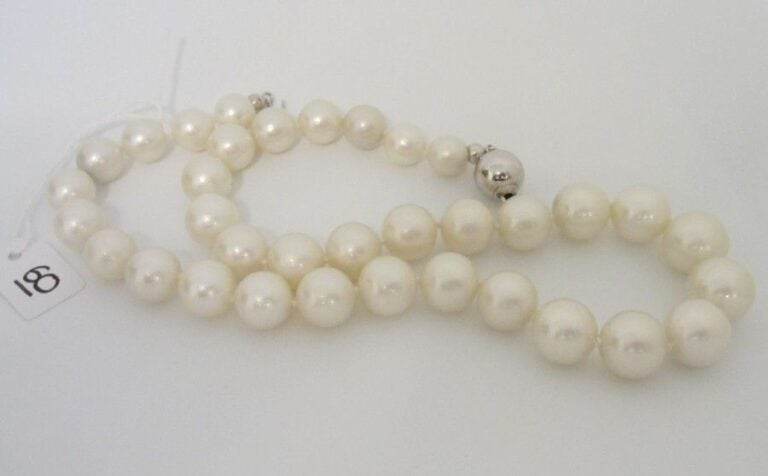 COLLIER composé de perles de culture blanches des Mers du Su