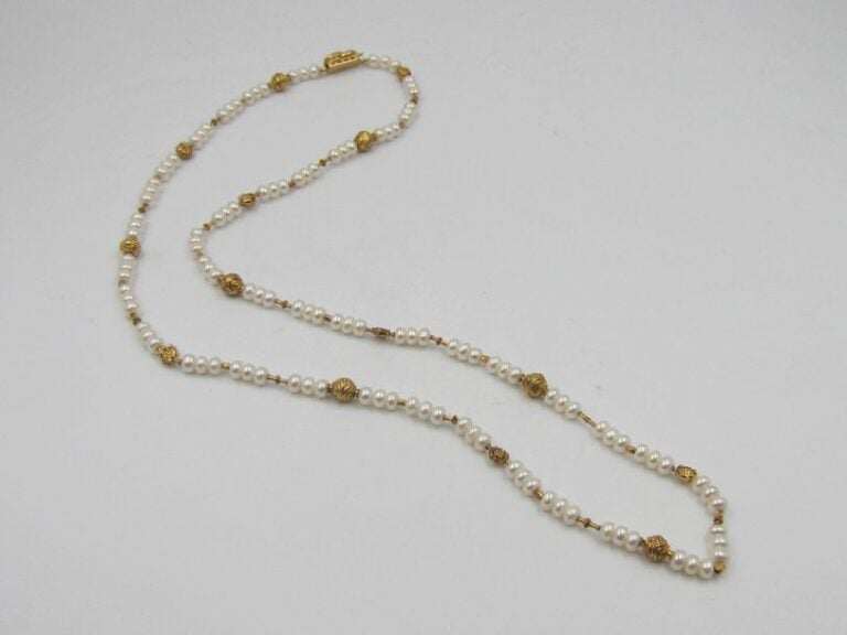 COLLIER composé de perles et de motifs boulés travaillés en métal