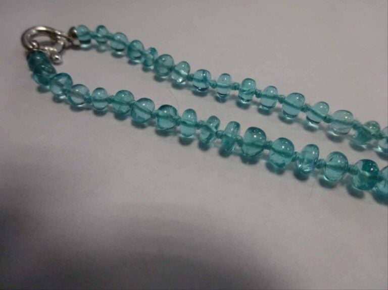 COLLIER composé de perles rondes d'aigue-marines en chut