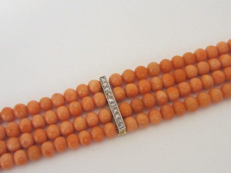 COLLIER composé de quatre rangs de perles de corail retenus par une barrette amovibl
