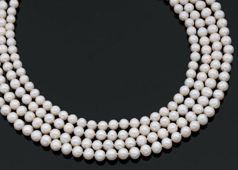 COLLIER composé de quatre rangs de perles de culture blanches légèrement baroque