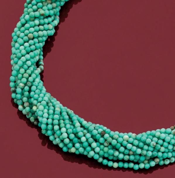 COLLIER composé de quinze rangs torsadés de petites perles d'agates vertes facettée