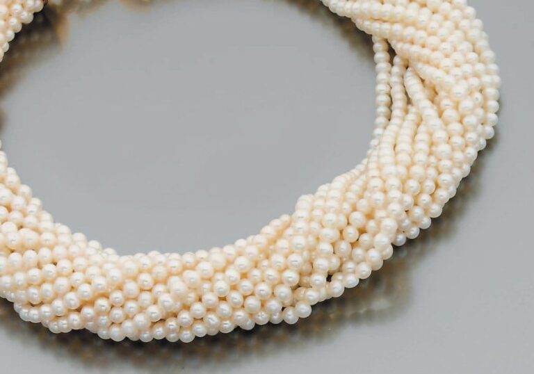 COLLIER composé de seize rangs de perles de culture blanche