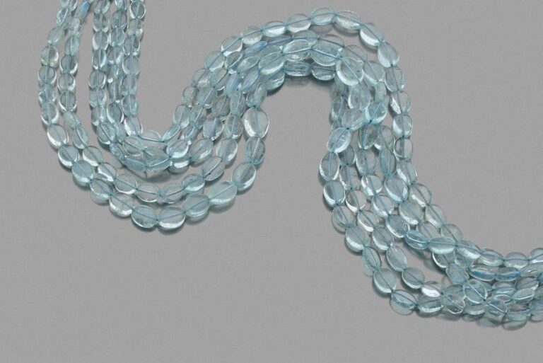 •COLLIER composé de sept rangs de perles ovales d'aigues-marines montées sur fils de soi