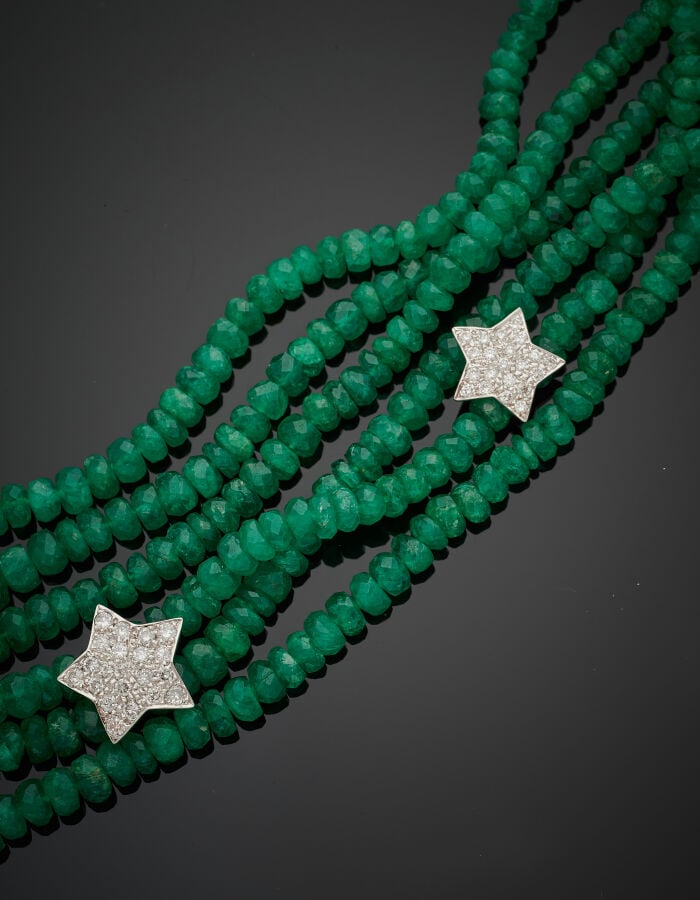 COLLIER composé de six rangs de perles d'émeraudes facettées, en chute, parsemé…