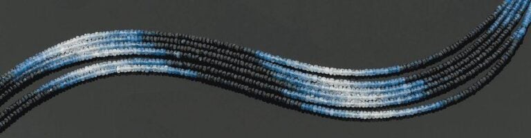 COLLIER composé de six rangs de perles de saphirs facettés, en dégradé de ble