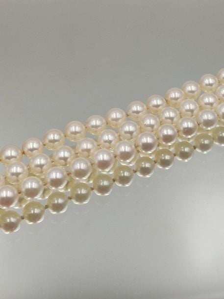 •COLLIER composé de trois rangs de perles de culture blanche