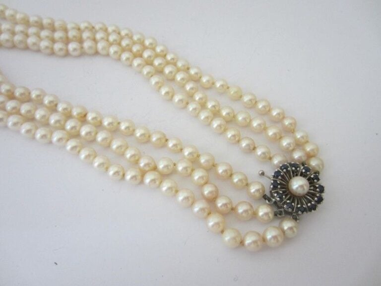 COLLIER composé de trois rangs de perles de culture blanches, en chut