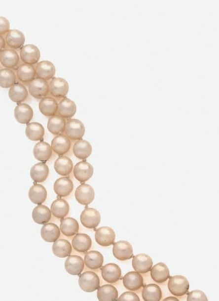 COLLIER composé de trois rangs de perles de culture blanches légèrement baroque
