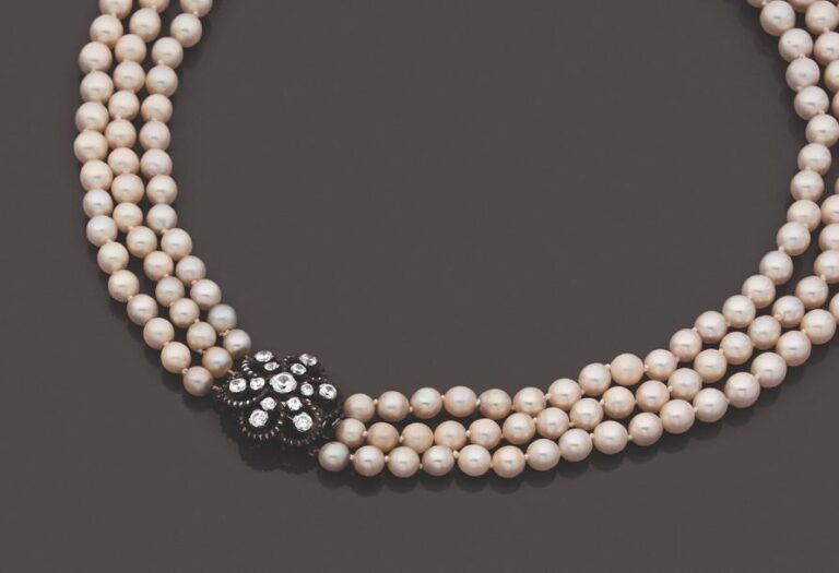 COLLIER composé de trois rangs de perles de culture de couleur crème, en chut