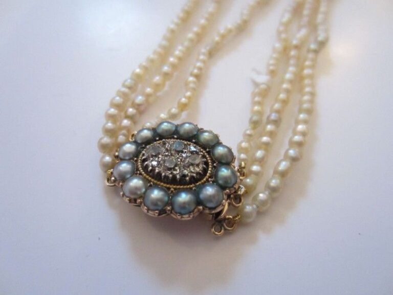 COLLIER composé de trois rangs de perles fine