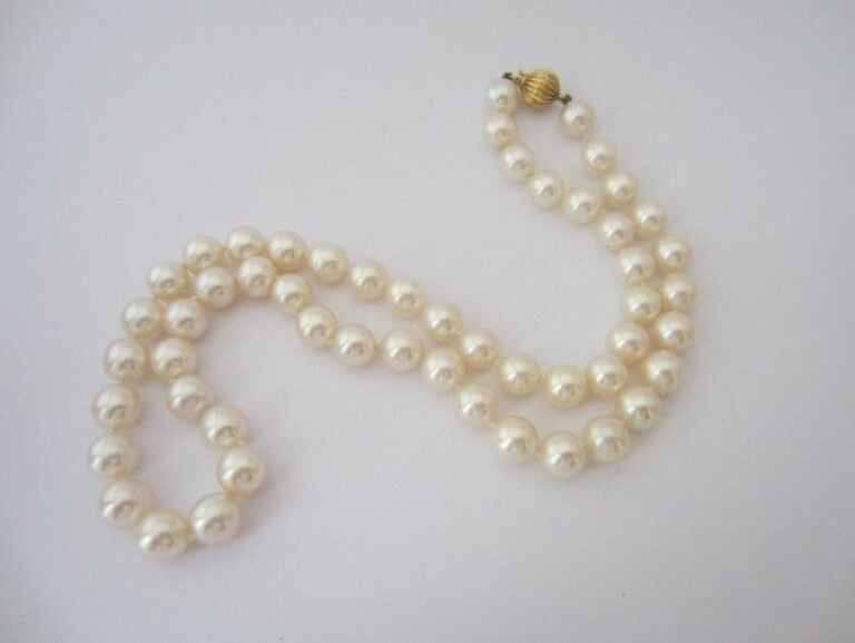 COLLIER composé d?un rang de perles de culture blanch