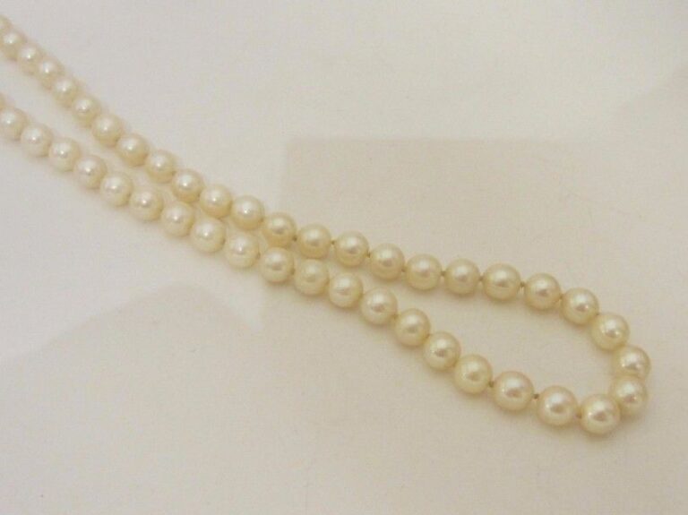 COLLIER composé d’un rang de perles de culture blanche