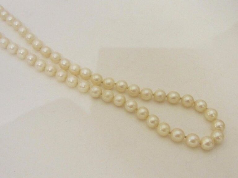 COLLIER composé d’un rang de perles de culture blanche
