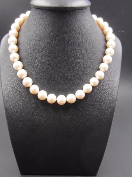COLLIER composé d’un rang de perles de culture blanches d’eau douce très légèrement crèmes et baroque