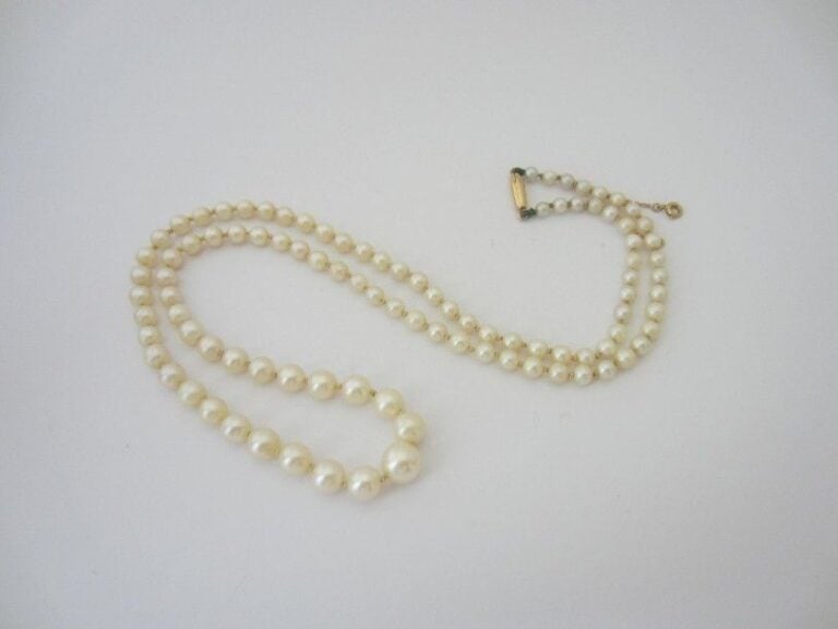 COLLIER composé d?un rang de perles de culture blanches en chut