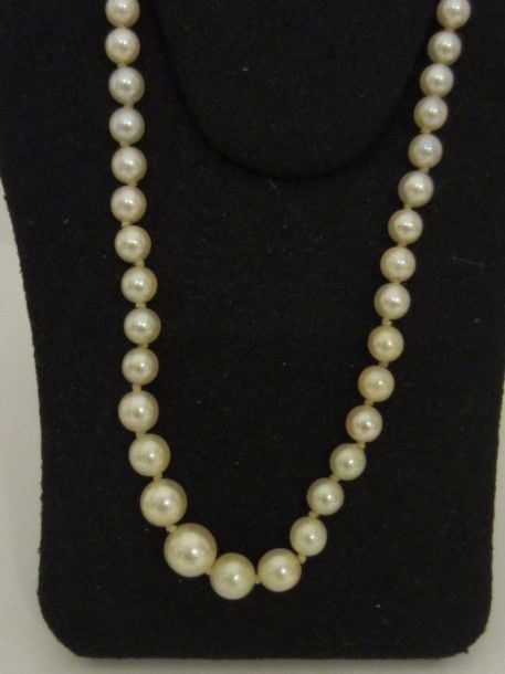 COLLIER composé d’un rang de perles de cultures de couleur crème, en chut