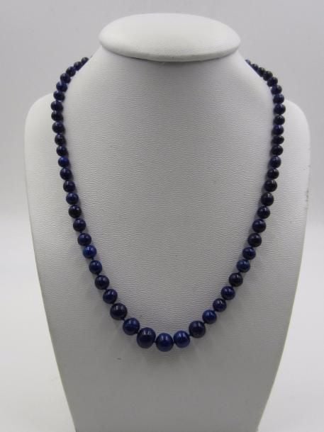 COLLIER composé d’un rang de perles de lapis lazuli, en chut